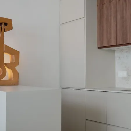 Veeve - La Vie Est Belle *